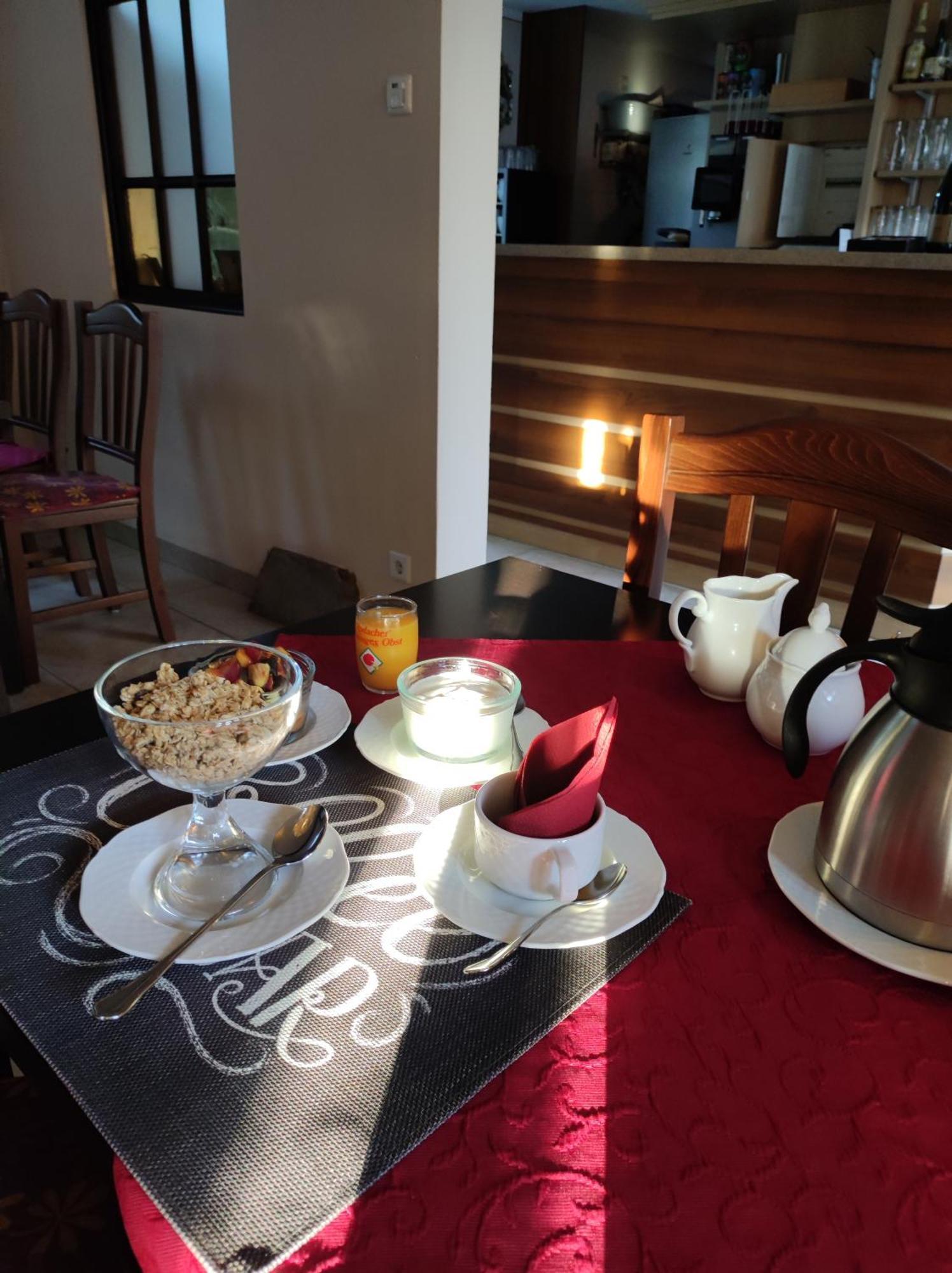 Cafe Im Hof- Bed & Breakfast Streufdorf Buitenkant foto