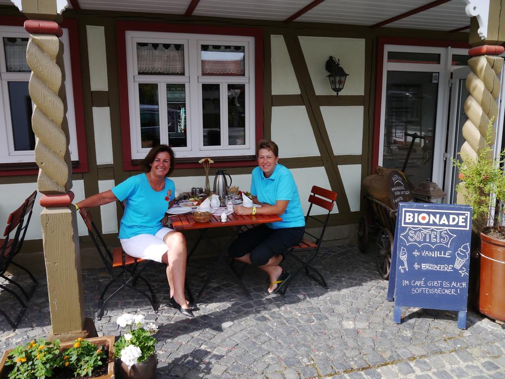 Cafe Im Hof- Bed & Breakfast Streufdorf Buitenkant foto